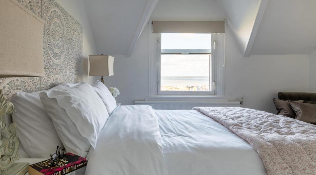 Tranquil Beachfront Beautiful 2-Bed Apartment Дил Экстерьер фото